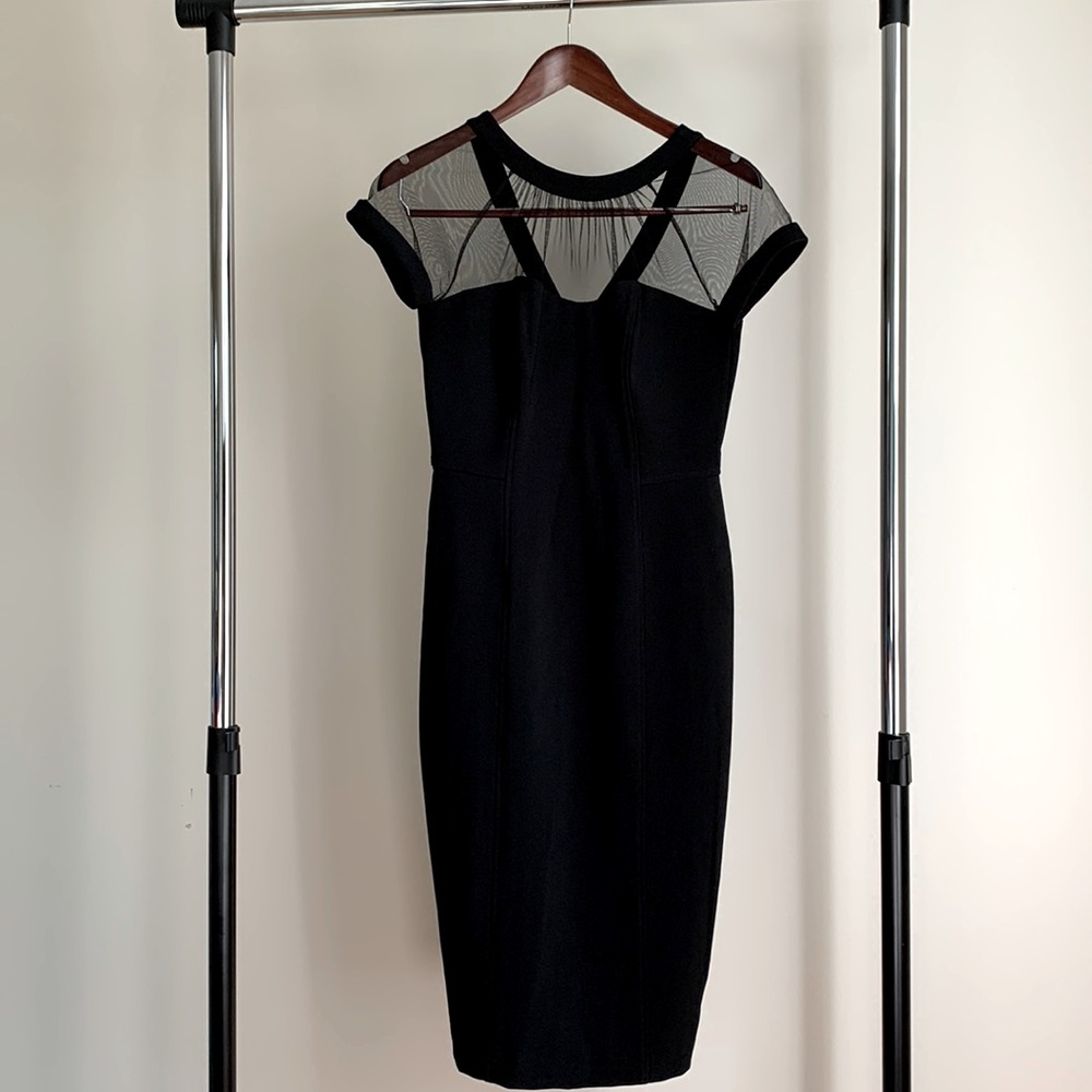 Maggy London (size 4) subtle sweetheart neckline in mesh detail